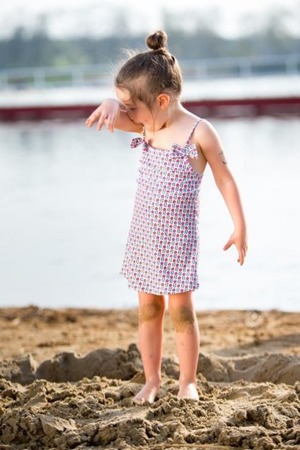 Sukienka plażowa kąpielowa Ducksday UV50+ biała w kolorowe gwiazdki